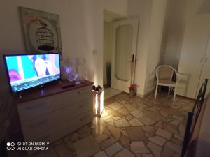 Televízia a/alebo spoločenská miestnosť v ubytovaní Mady