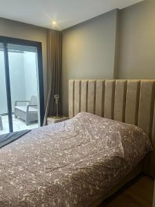Un pat sau paturi într-o cameră la Twin Center Oasis - Luxury Apartment with Free Parking