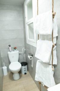 een badkamer met een toilet en handdoeken op een rek bij BrideHousehaifa in Haifa