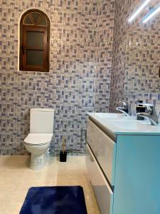 een badkamer met een toilet en een wastafel bij Villa Nour Al-Khalil in Essaouira