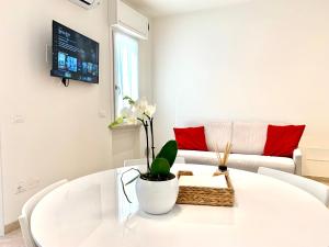 a white living room with a white table and a couch at Suite Claudia in Sirmione
