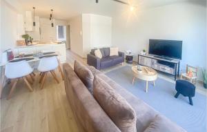 ein Wohnzimmer mit einem großen Sofa und einem Tisch in der Unterkunft 1 Bedroom Lovely Apartment In Oostende in Ostende