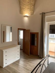 - une chambre avec une commode blanche et un miroir dans l'établissement Salento casevacanza Maria, à Galatina