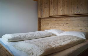 1 cama con cabecero de madera y 2 almohadas en Nice Apartment In Unterweg With Wifi, 