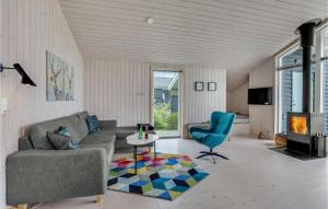 sala de estar con sofá, silla y mesa en Cozy Home In Nykbing Sj With Wifi, en Nykøbing Sjælland
