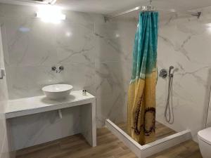 Koupelna v ubytování Firaxenia rooms + 37 fotografií