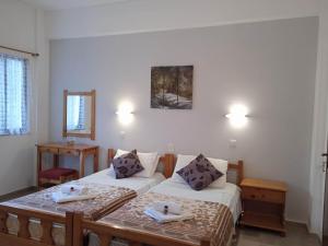 Кровать или кровати в номере VILLA KALOUDIS +51 фотография