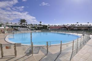 una gran piscina en medio de un complejo en BUNGALOW CAMPO DE GOLF, en San Bartolomé