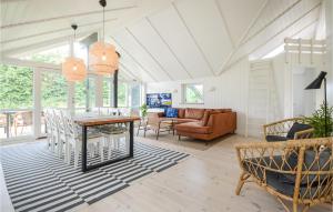 una sala da pranzo e un soggiorno con tavolo e sedie. di Lovely Home In Haderslev With Sauna a Haderslev