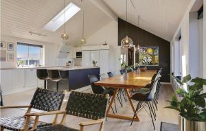 una cucina e una sala da pranzo con tavolo e sedie in legno di 8 Bedroom Awesome Home In Thisted a Thisted