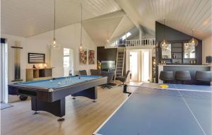 un soggiorno con un tavolo da biliardo di 8 Bedroom Awesome Home In Thisted a Thisted