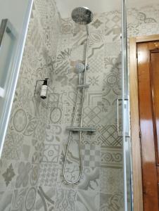 La salle de bains est pourvue d'une douche murale. dans l'établissement Casa Loureira -Cabo do Mundo, Ribeira Sacra, à Rosende