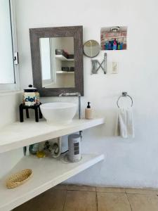 a bathroom with a sink and a mirror at Ven a disfrutar de Casa Alfenapa a pie del lago, somos pet friendly in Tequesquitengo +37 photos