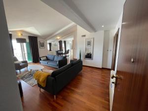 sala de estar con sofá y mesa en Apartments Cavar, en Trogir