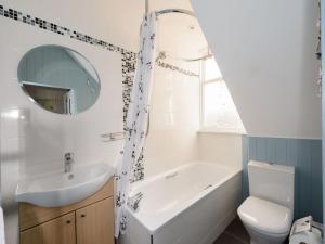 ein Badezimmer mit einem Waschbecken, einer Badewanne und einem WC in der Unterkunft Bass Rock View in North Berwick