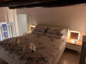 um quarto com uma cama com dois chapéus em GLAM house & boat em Salerno