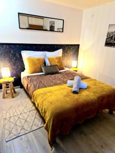 1 dormitorio con 1 cama grande y 2 toallas. en Havre de Paix - Maisonnette Charmante avec Extérieur Privé, en Blois