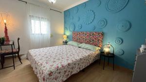 コニル・デ・ラ・フロンテーラにあるEl Mundo de Frida Parking y terrazaの青い壁のベッドルーム1室