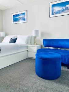 - une chambre avec une chaise bleue et un lit dans l'établissement HONORAY-Kes, à Monroeville