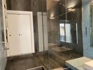 Et badeværelse på Pantheon Design Apartment
