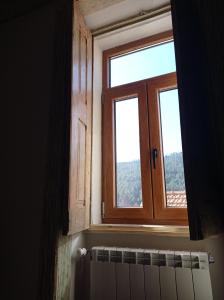 una ventana en una habitación con un radiador delante en Casa do Tio Plácido, en Valezim