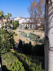 vistas a un parque con una fuente y edificios en La Casa de Tente, en Priego de Córdoba