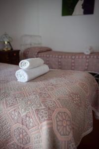 Una cama con dos toallas encima. en Tampu en Cachí
