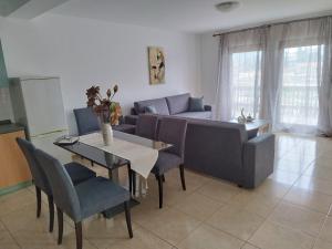 een woonkamer met een bank en een tafel bij Ina House in Samos