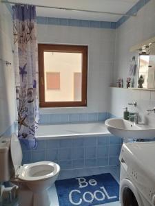 e bagno con servizi igienici, vasca e lavandino. di Ina House a Samos