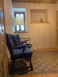 - un salon avec une chaise et une fenêtre dans l'établissement Casa do Tio Plácido, à Valezim