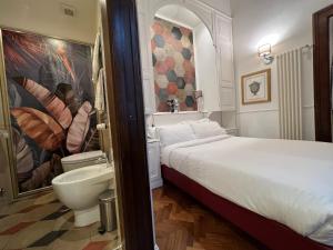 ローマにあるナボナ セントラル スイーツのベッドとトイレ付きのホテルルーム