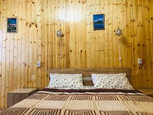 מיטה או מיטות בחדר ב-Дом под ключ Арабика