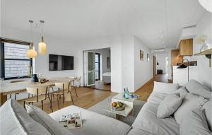 uma sala de estar com um sofá e uma mesa em 2 Bedroom Gorgeous Apartment In Kerteminde em Kerteminde
