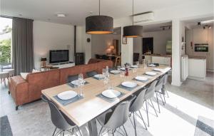 een eetkamer met een lange tafel en stoelen bij Beautiful Home In Ferrires With Wifi in Ferrières