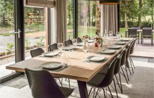 una larga mesa de madera con sillas y copas de vino en Beautiful Home In Ferrires With Wifi en Ferrières