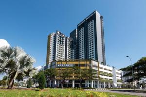 ein großes Bürogebäude mit Palmen davor in der Unterkunft Metropol Serviced Apartment - Bukit Mertajam in Bukit Mertajam