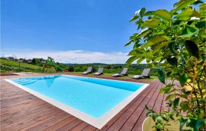una piscina en una terraza de madera con tumbonas en Amazing Home In Selnica With Kitchen en Selnica