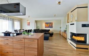 cocina y sala de estar con chimenea en Amazing Home In Selnica With Kitchen en Selnica