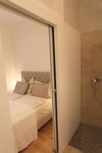 ウィーンにあるCasa Nostra - Moderne Stadtwohnung mit Balkonのベッドルーム1室(ベッド1台付)、スライド式ガラスドアが備わります。