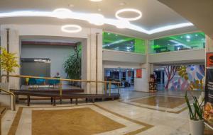 a lobby of a building with a table in the middle at Fast10 Embaixador Hotel - Araújo Viana, Santa Casa, Palácio do Governo in Porto Alegre