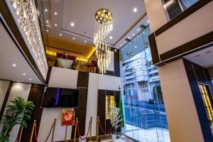 una hall di un edificio con lampadario pendente di فندق سرايا المسك Saraya Al Misk Hotel a La Mecca
