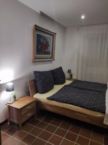 um quarto com uma cama e uma fotografia na parede em Moderne Ferienwohnung mit privatem Eingang - ROSA em Kalletal