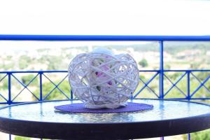un jarrón de cristal en el corazón sentado sobre una mesa en Affordable vintage apartment near Fiscardo & Assos en Fiskardo