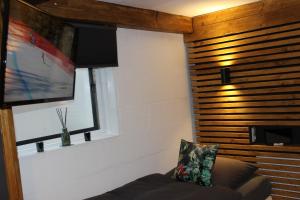 a living room with a couch and a flat screen tv at KLEINE SOUTERRAIN WOHNUNG NÄHE HAMBURG in Neu Wulmstorf