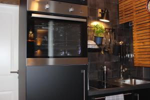 Kuchyň nebo kuchyňský kout v ubytování KLEINE SOUTERRAIN WOHNUNG NÄHE HAMBURG