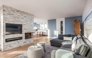 uma sala de estar com um sofá e uma lareira em Villa Topduin em Bergen aan Zee