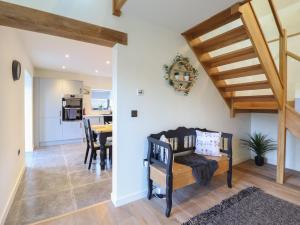 コーウェンにあるTyn Llwyn Barnのリビングルーム(階段、テーブル付)