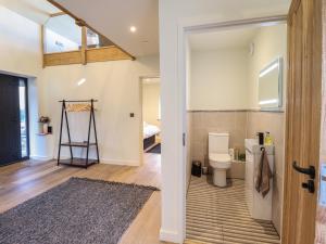 コーウェンにあるTyn Llwyn Barnのバスルーム(トイレ付)、ベッドルーム(ベッド付) +54枚の写真