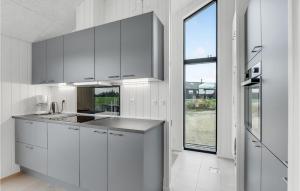 A cozinha ou kitchenette de 3 Bedroom Beautiful Home In Haderslev