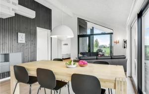 Uma área de estar em 3 Bedroom Beautiful Home In Haderslev